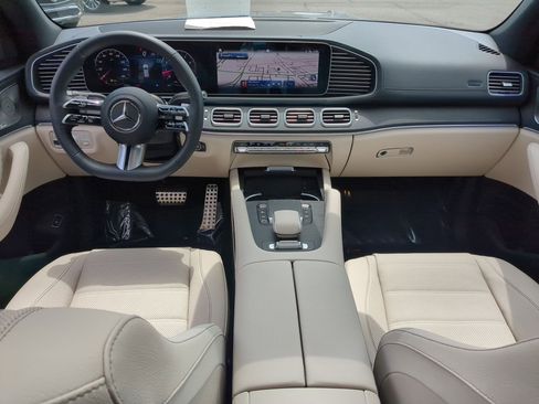 Used 2025 Mercedes-Benz GLS 580 4MATIC image 32