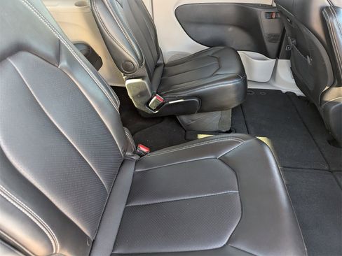 Used 2024 Chrysler Pacifica Touring-L image 14