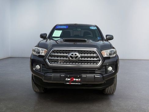 Used 2017 Toyota Tacoma TRD Sport w/ Tow Package (A/T) image 5