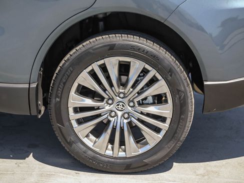 Used 2024 Toyota Venza XLE AWD/4WD image 11