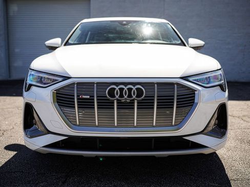 Used 2023 Audi e-tron Premium Plus image 5