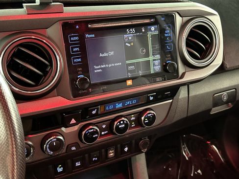 Used 2017 Toyota Tacoma TRD Sport AWD/4WD image 17