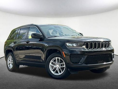 Used 2023 Jeep Grand Cherokee Laredo w/ Trailer Tow Prep Group (B) AWD/4WD image 2