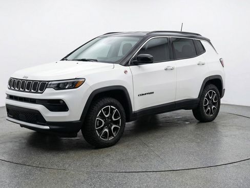 Used 2025 Jeep Compass Trailhawk AWD/4WD image 3
