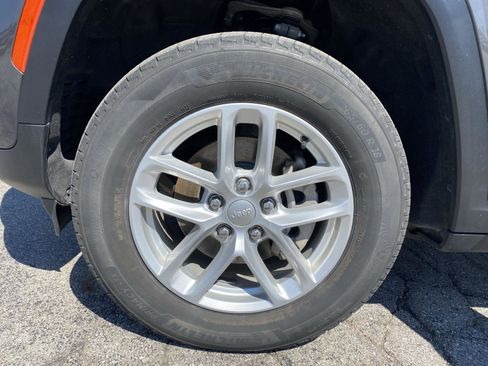 Used 2023 Jeep Grand Cherokee Laredo AWD/4WD image 41