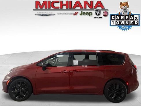 Certified 2025 Chrysler Pacifica Limited FWD image 1
