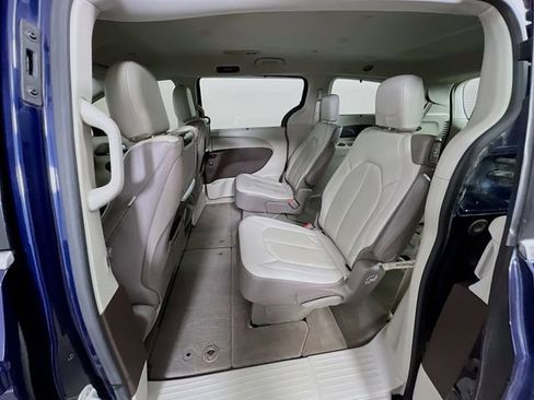 Used 2018 Chrysler Pacifica Touring-L Plus image 23