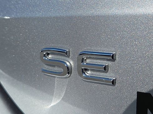 Used 2024 Volkswagen Taos SE image 9