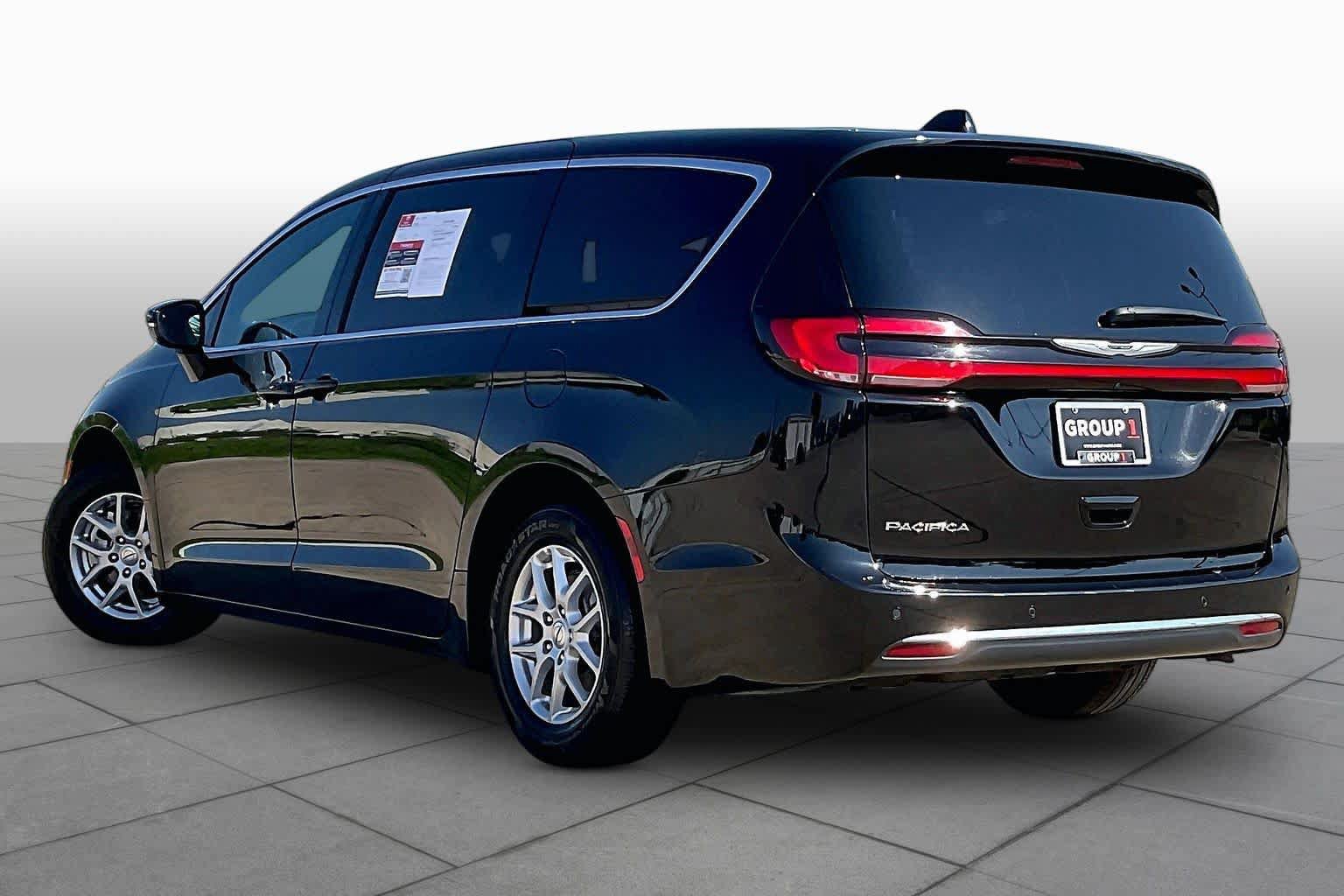Used 2025 Chrysler Pacifica Select FWD image 10