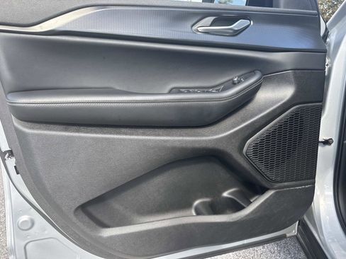 Used 2023 Jeep Grand Cherokee Laredo image 15