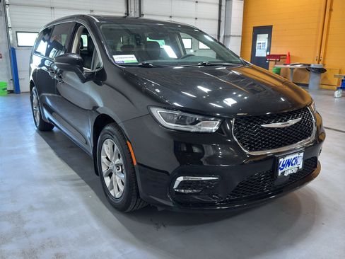 Used 2023 Chrysler Pacifica Touring-L AWD/4WD image 8