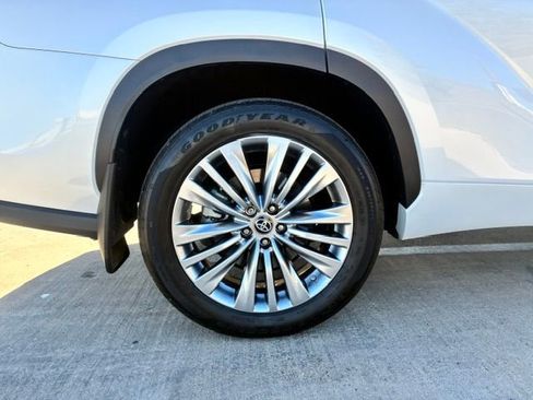 Used 2023 Toyota Highlander Platinum AWD/4WD image 9