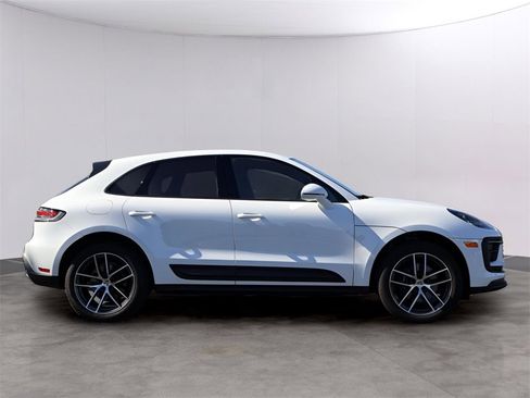 Used 2025 Porsche Macan image 4