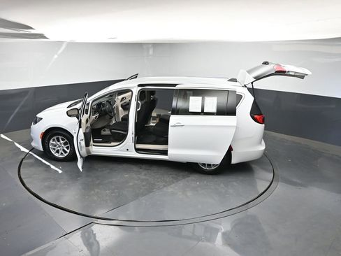 Used 2023 Chrysler Voyager LX image 43