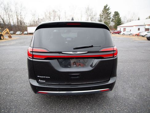 Used 2023 Chrysler Pacifica Touring-L image 4