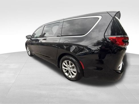 Used 2026 Chrysler Pacifica Limited FWD image 3