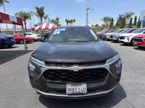 Used 2024 Chevrolet Trax LT w/ Driver Confidence Package FWD image 3