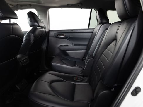 Used 2022 Toyota Highlander XLE FWD image 18