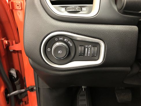 Used 2017 Jeep Renegade Latitude w/ Popular Equipment Group image 18