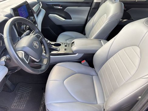 Used 2023 Toyota Highlander XLE image 5