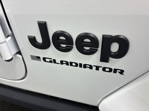 Used 2023 Jeep Gladiator Willys AWD/4WD image 32