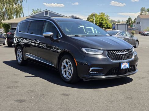 Used 2023 Chrysler Pacifica Limited FWD image 3