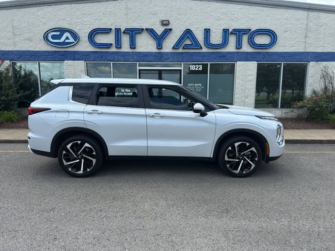 Used 2023 Mitsubishi Outlander SE AWD/4WD image 3