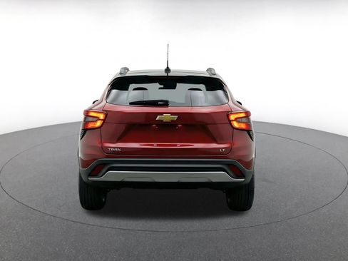 Used 2025 Chevrolet Trax LT w/ LT Convenience Package FWD image 14