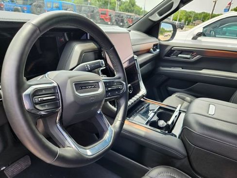 Used 2025 GMC Yukon Denali AWD/4WD image 16
