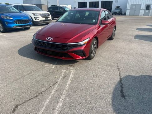 Used 2024 Hyundai Elantra SEL w/ Convenience Package FWD image 3