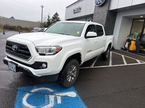 Used 2017 Toyota Tacoma SR5 w/ SR5 Appearance Package (SM) image 3