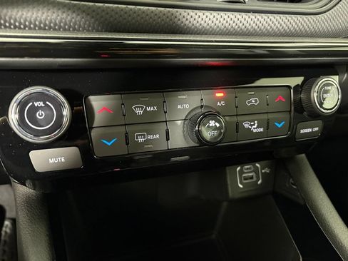 New 2026 Jeep Compass Latitude w/ Sun and Sound Group AWD/4WD image 32