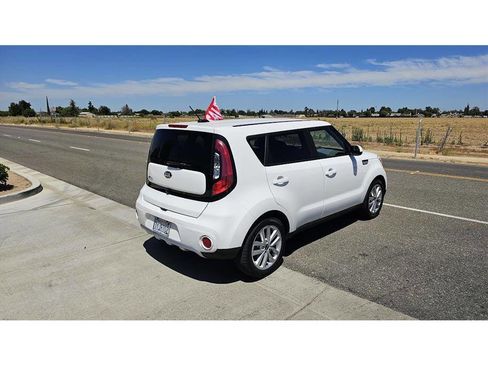 Used 2017 Kia Soul + image 5