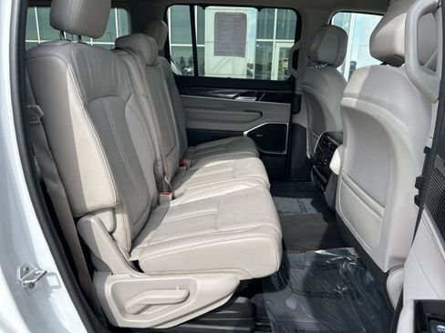 Used 2023 Jeep Wagoneer 4WD w/ Convenience Group I image 17