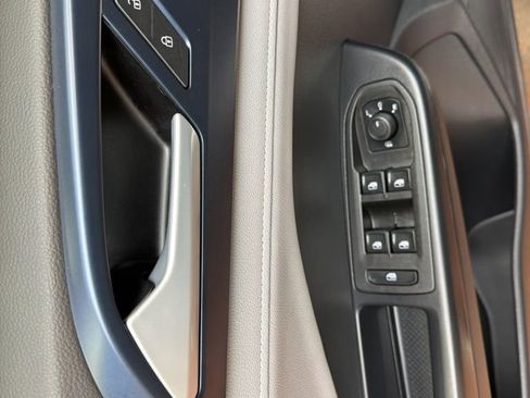 Used 2024 Volkswagen Taos SE w/ Panoramic Sunroof Package FWD image 24