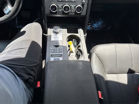 Used 2017 Land Rover Discovery SE image 16