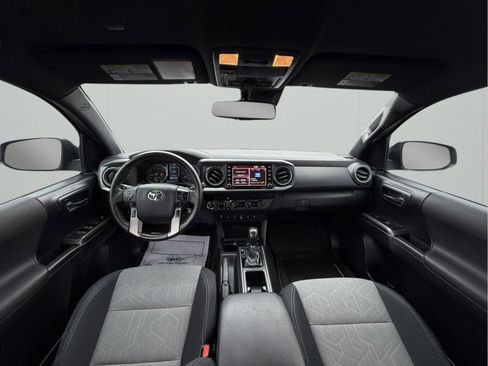 Used 2020 Toyota Tacoma TRD Off-Road image 2