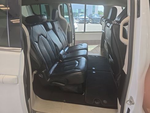Used 2022 Chrysler Pacifica Touring-L w/ Uconnect Theater Family Group image 15