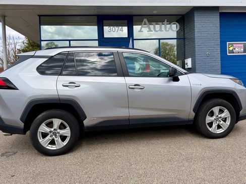 Used 2020 Toyota RAV4 LE AWD/4WD image 3
