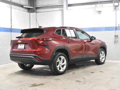 Used 2024 Chevrolet Trax LS w/ LS Convenience Package FWD image 28
