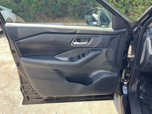 Used 2025 Nissan Rogue SV FWD image 18