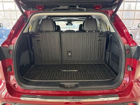 Used 2023 Toyota Highlander XLE image 11