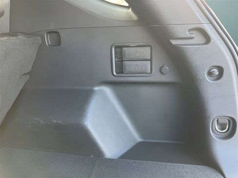 Used 2022 Chevrolet Equinox Premier w/ LPO, Floor Liner Package image 38