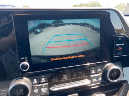 Used 2024 Toyota Highlander LE AWD/4WD image 10