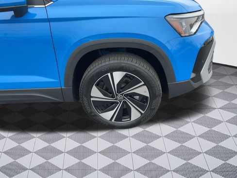 Certified 2025 Volkswagen Taos SE w/ Panoramic Sunroof Package image 11