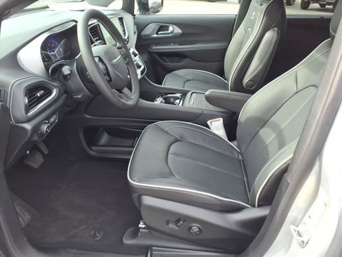 New 2026 Chrysler Pacifica Limited w/ S Appearance Package AWD/4WD image 3