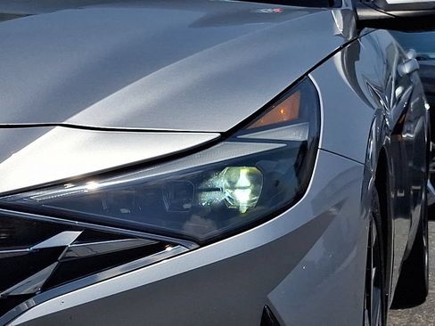Certified 2022 Hyundai Elantra Limited w/ Preferred Accessory Package FWD image 9