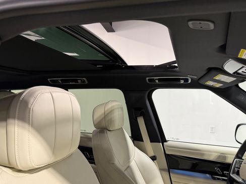 Used 2025 Land Rover Range Rover SE image 59