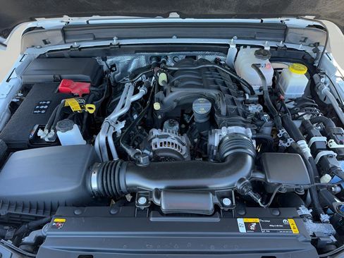 Used 2024 Jeep Gladiator Willys image 9