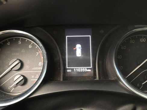 Used 2018 Toyota Camry SE w/ Moonroof Package FWD image 13